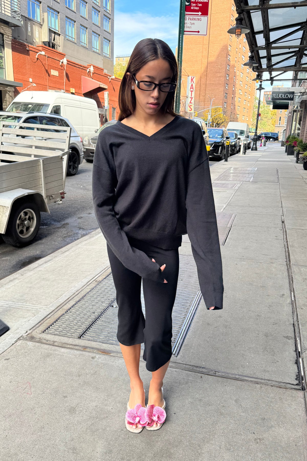 fine knit v-neck sweater in black - CHERRY KNOTS