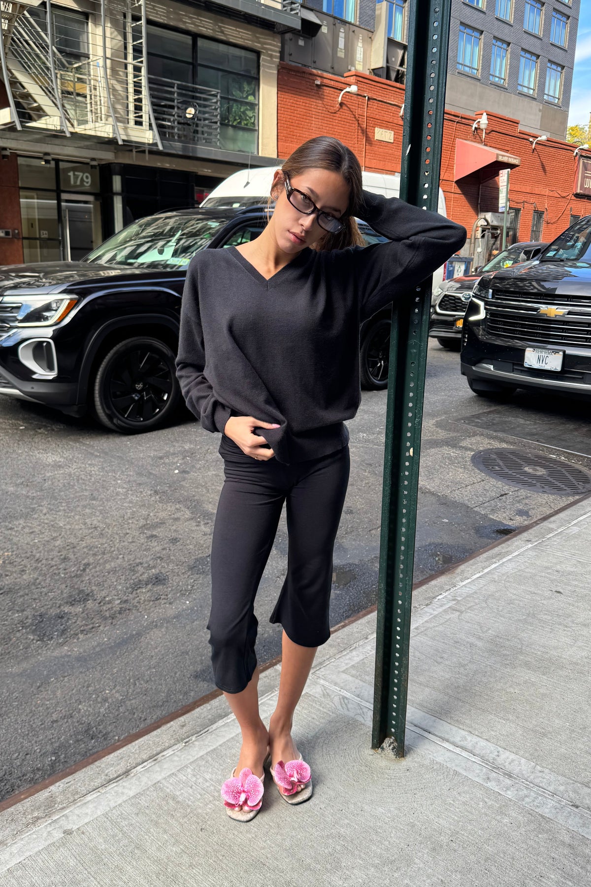 fine knit v-neck sweater in black - CHERRY KNOTS
