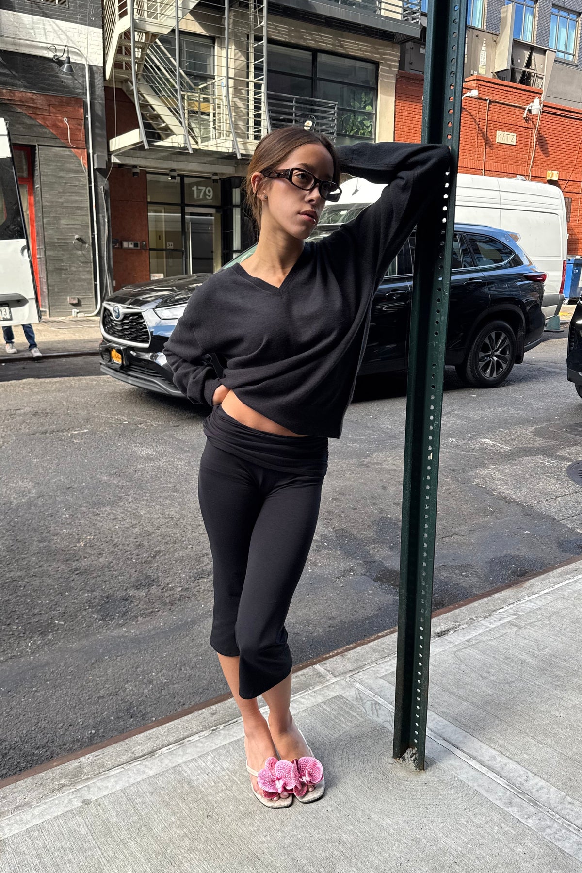 fine knit v-neck sweater in black - CHERRY KNOTS