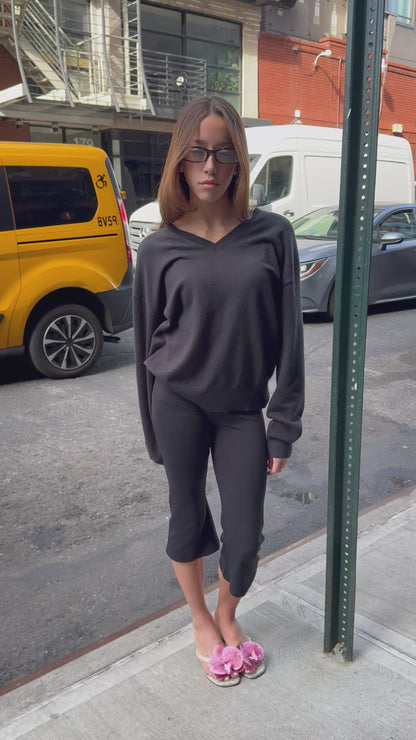 fine knit v-neck sweater in black